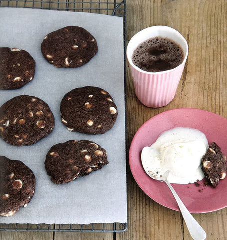 La recette du cookie cacao et pépites de chocolat blanc de Laura Todd.