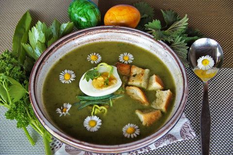 Österliche Kresse-Suppe mit gekochtem Ei