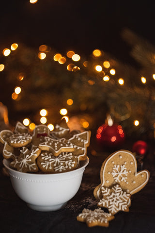 Eine Schüssel mit weihnachtlichem Lebkuchen