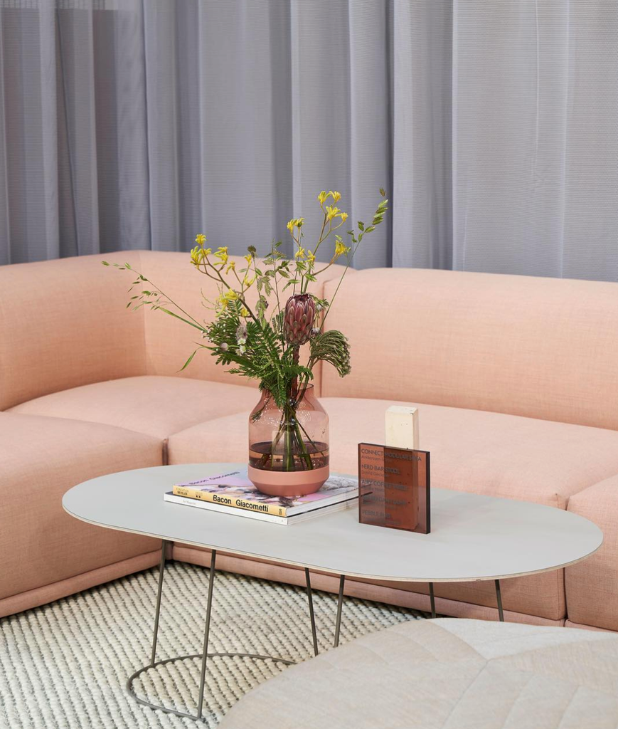 灰色沙發邊桌與淡粉色的客廳沙發配色