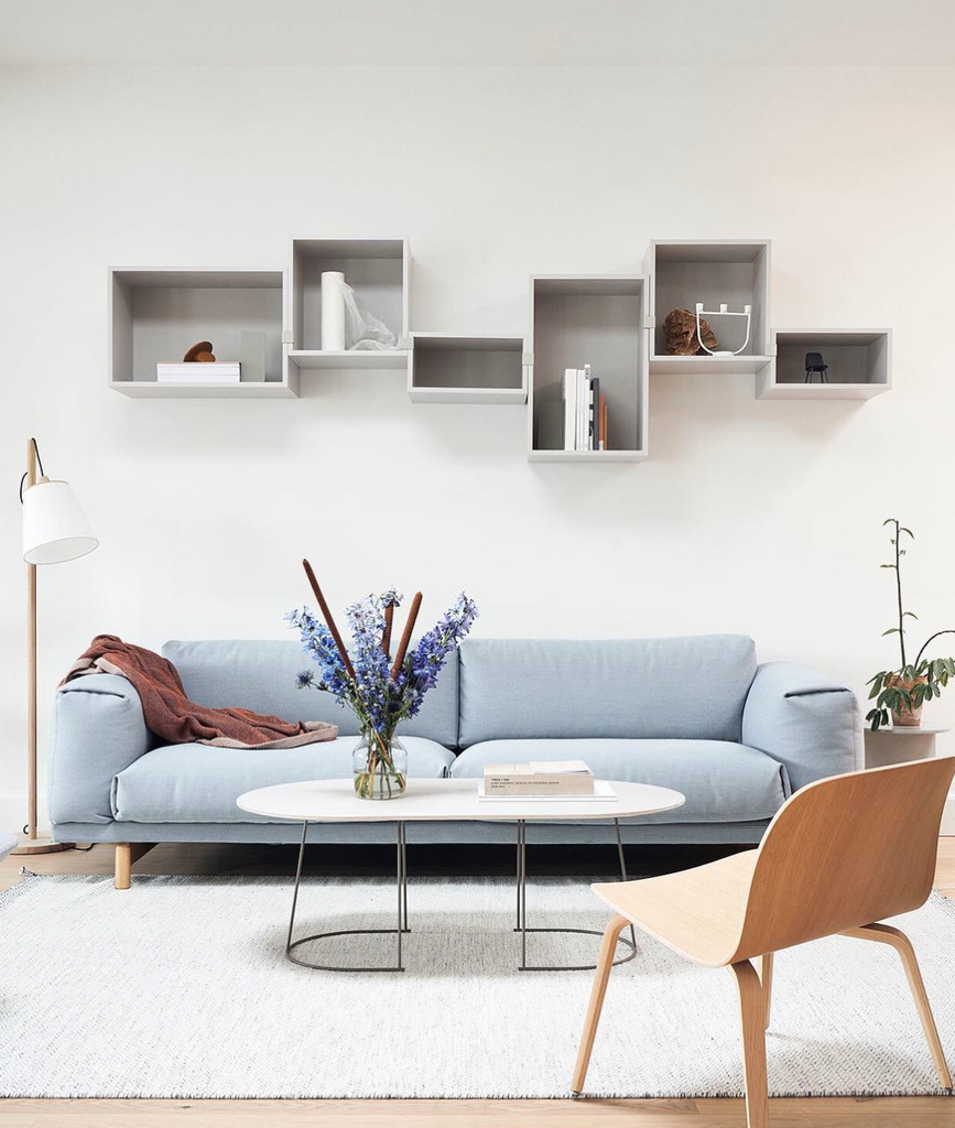 淡藍的客廳沙發配色，巧妙突顯沙發空間主角的視覺效果。