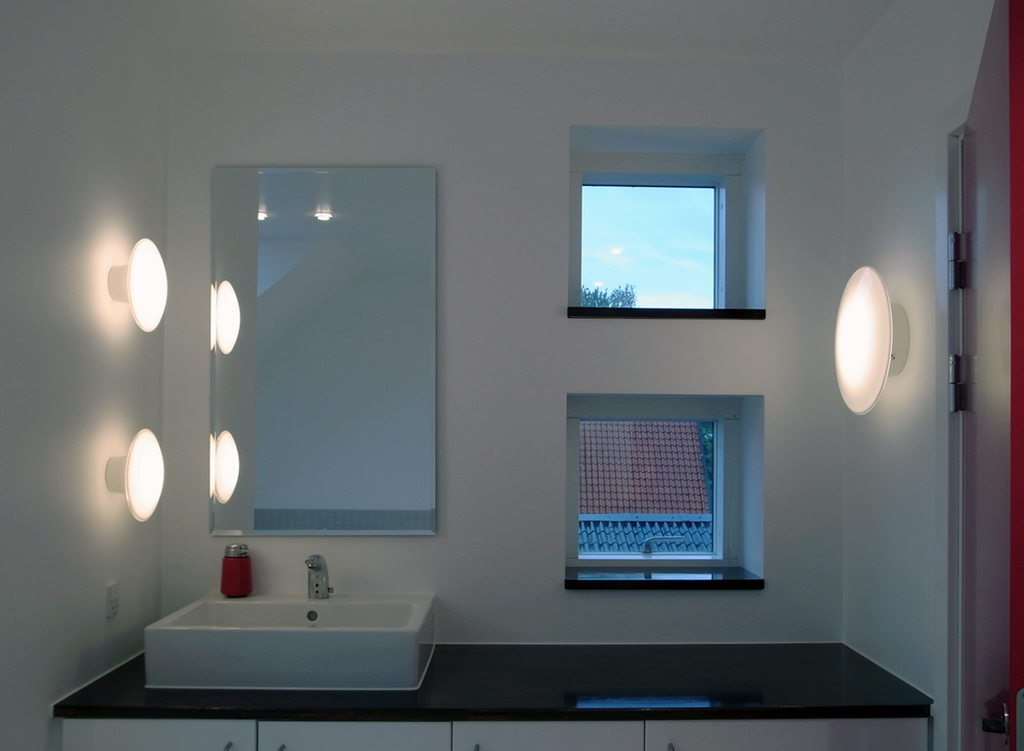 浴室燈採用壁燈，建議鏡子上方左右兩側或側邊左右各一側安裝一盞，使用者在化妝或整理儀容時，比較能得到充足的光線