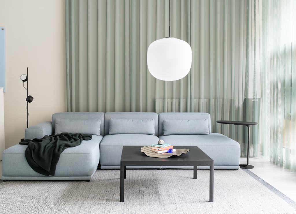莫蘭迪色客廳沙發配色與黑、白、灰等極簡風的色彩三元素十分契合