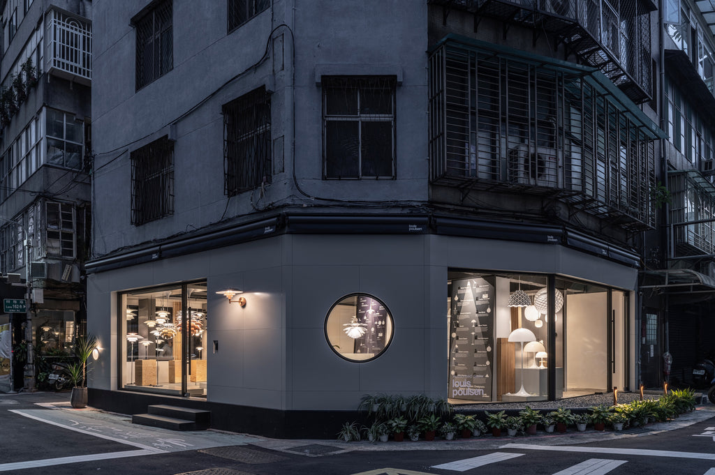 台北進口燈飾店 Louis Poulsen 旗艦店透過框景手法讓視線聚焦於店內的精巧藝術燈