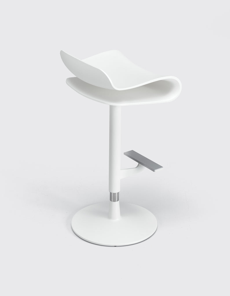 氣壓升降式的高腳椅吧台椅高度可隨個人喜好彈性調整 (圖: Kristalia BCN 吧台椅)