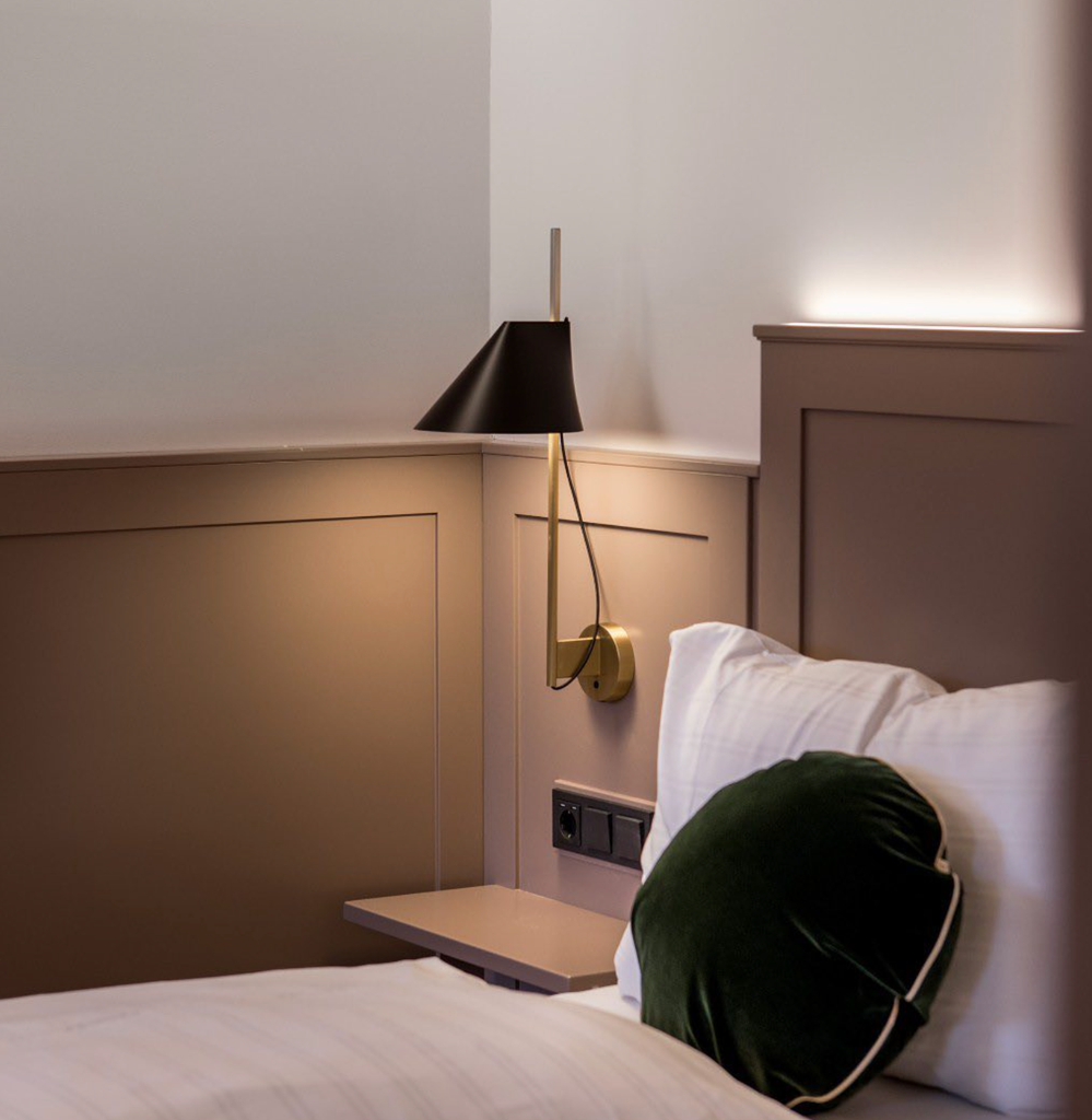 房間燈的選擇: 壁燈是常見的床頭燈配置