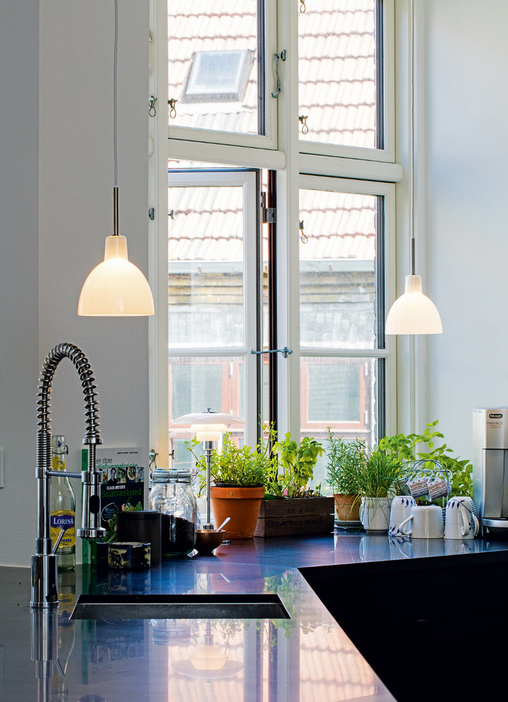 廚房燈光照明規劃：北歐廚房料理台上方不乏配置功能性的吊燈