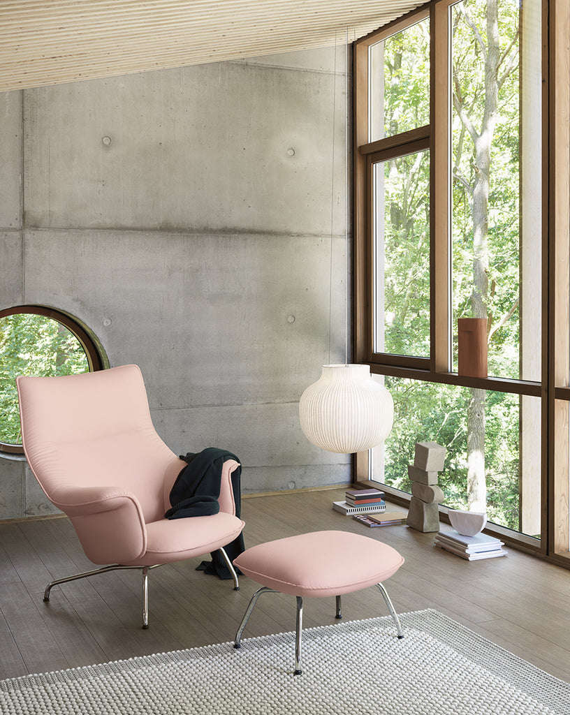 紡織材質的莫蘭迪淡粉色椅搭配冷色調的水泥粉光牆，完美襯托出溫潤氣息