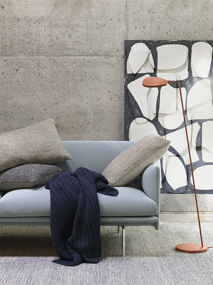 客廳裝潢風格中不加修飾的水泥牆面在侘寂風或日式北歐風空間頗受歡迎