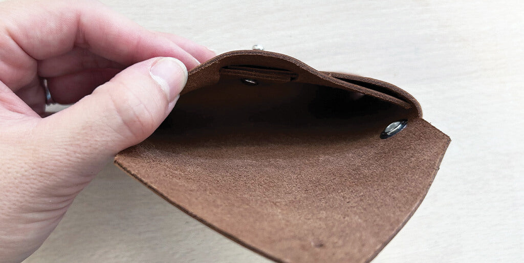 Seamless card holder