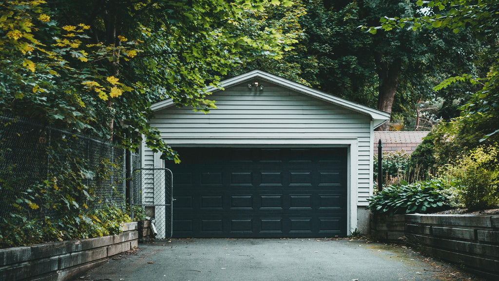 ranger manteaux dans son garage