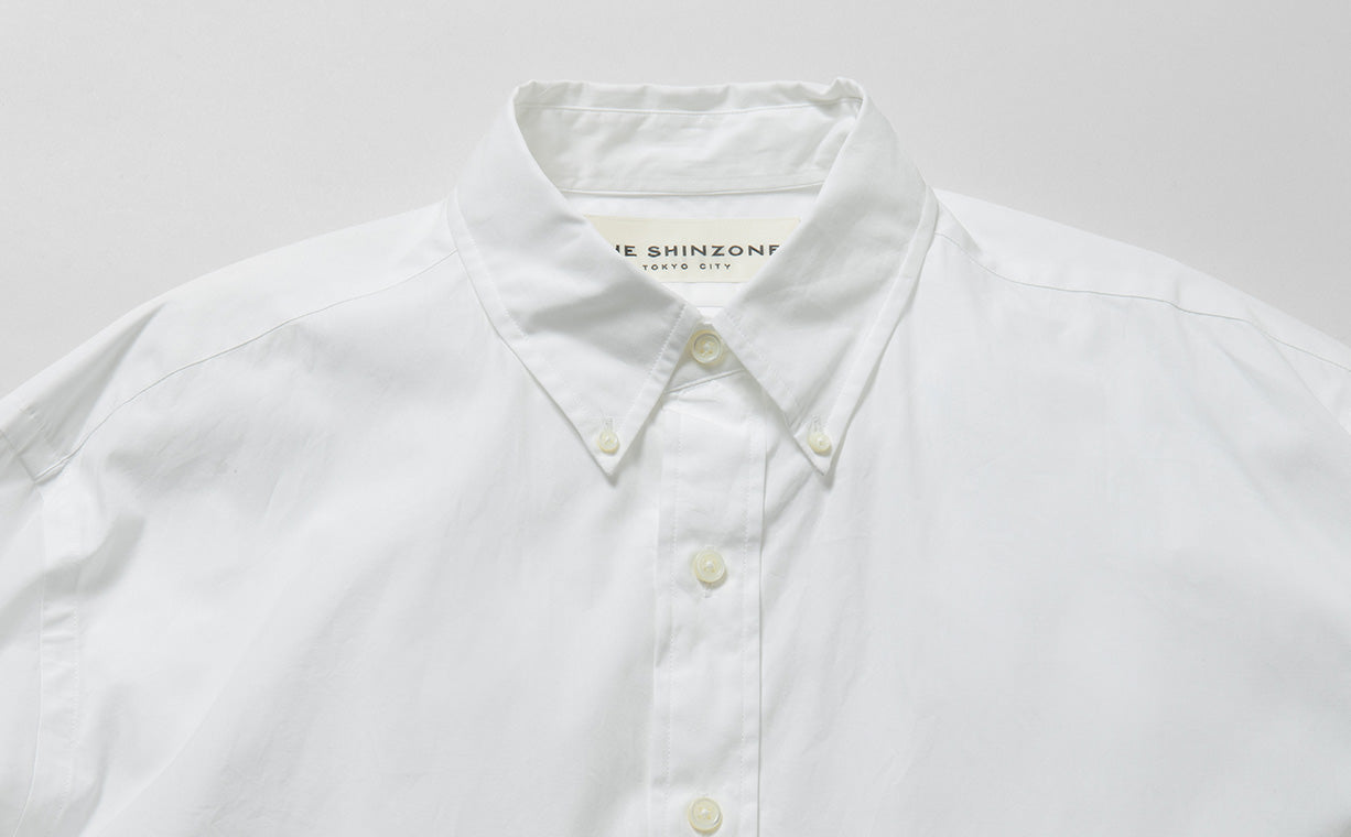 シンゾーンの定番の白シャツの襟元のディテール