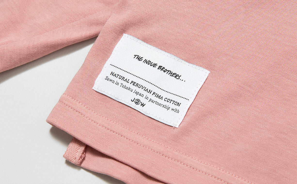 イノウエブラザーズのピンクのロングTシャツの裾のブランドタグ