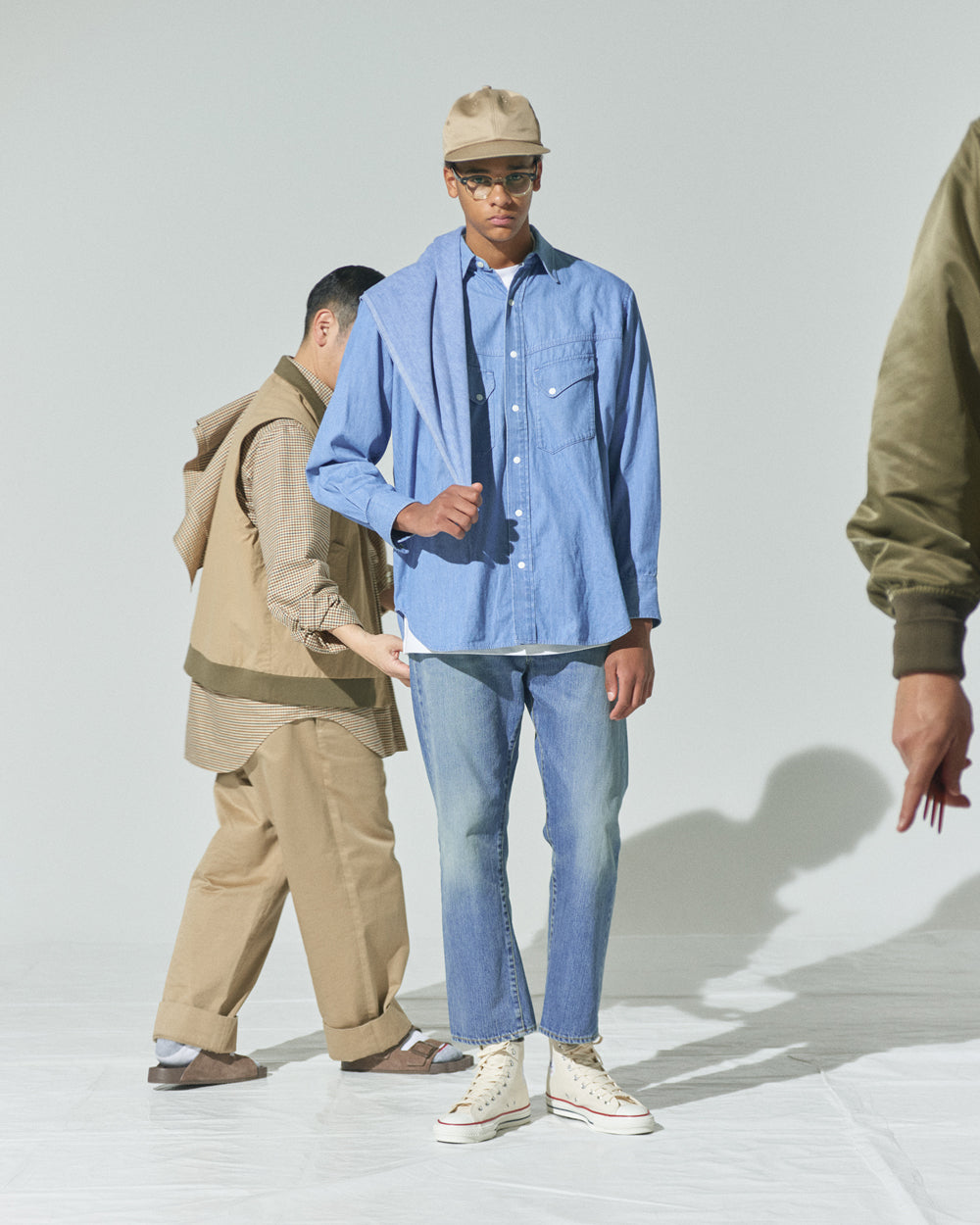 アンライクリーのウェスタンシャツにジーンズのコーディネートを中田慎介氏がモデルにウェスタンシャツを今っぽく着付けているところ