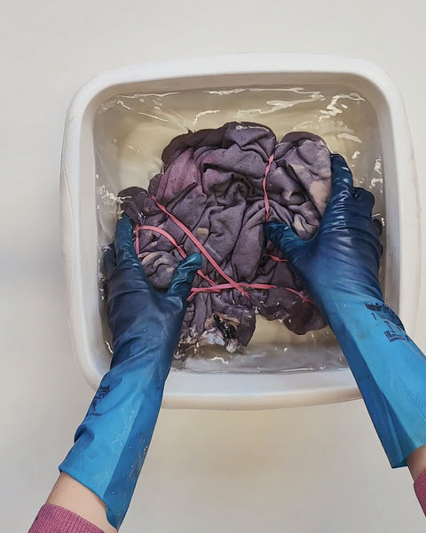 Rinsing naturally dyed fabric