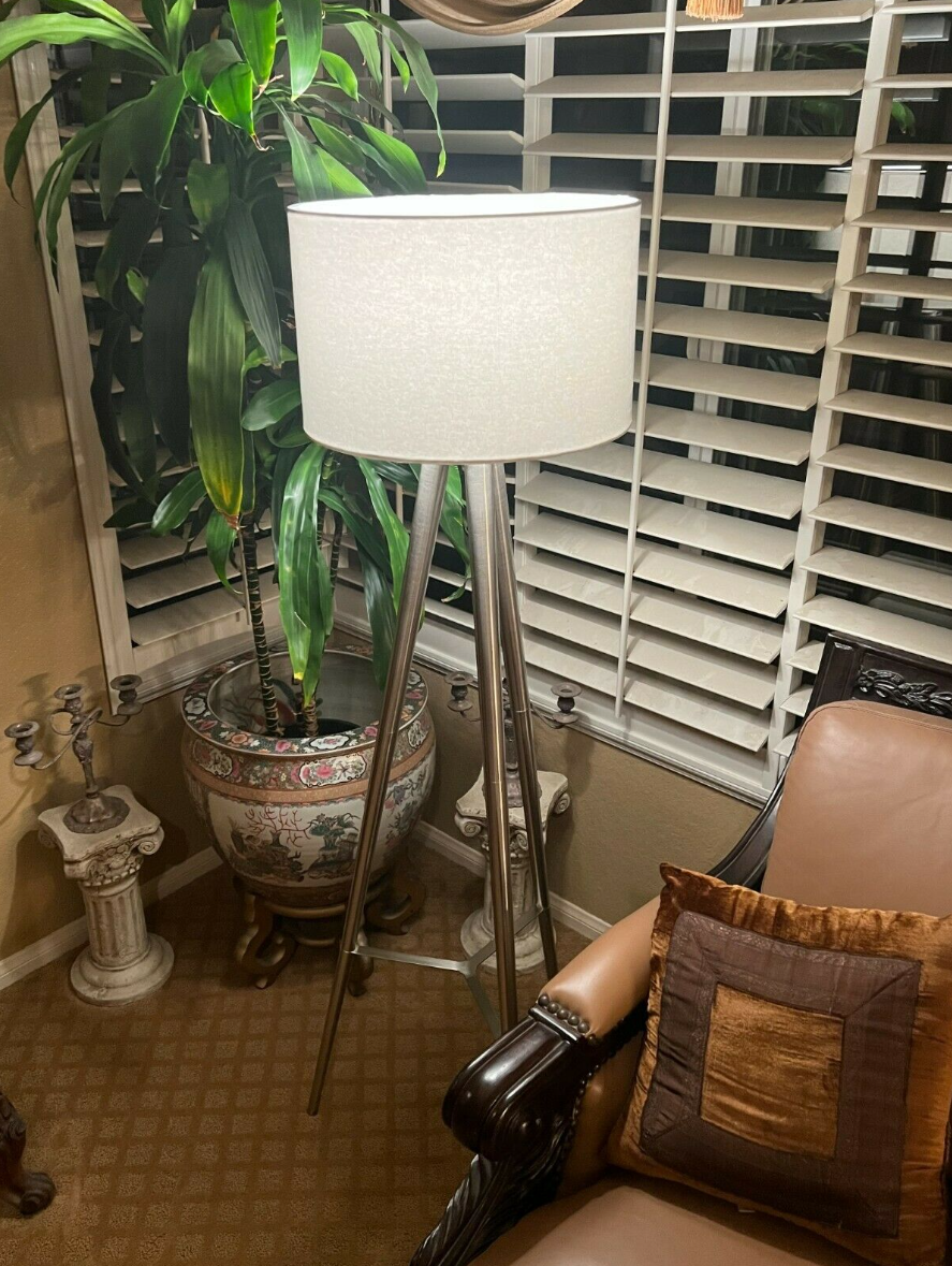 delavan tripod lamp