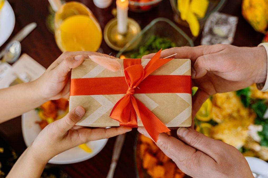 Gift exchange above the dinner table