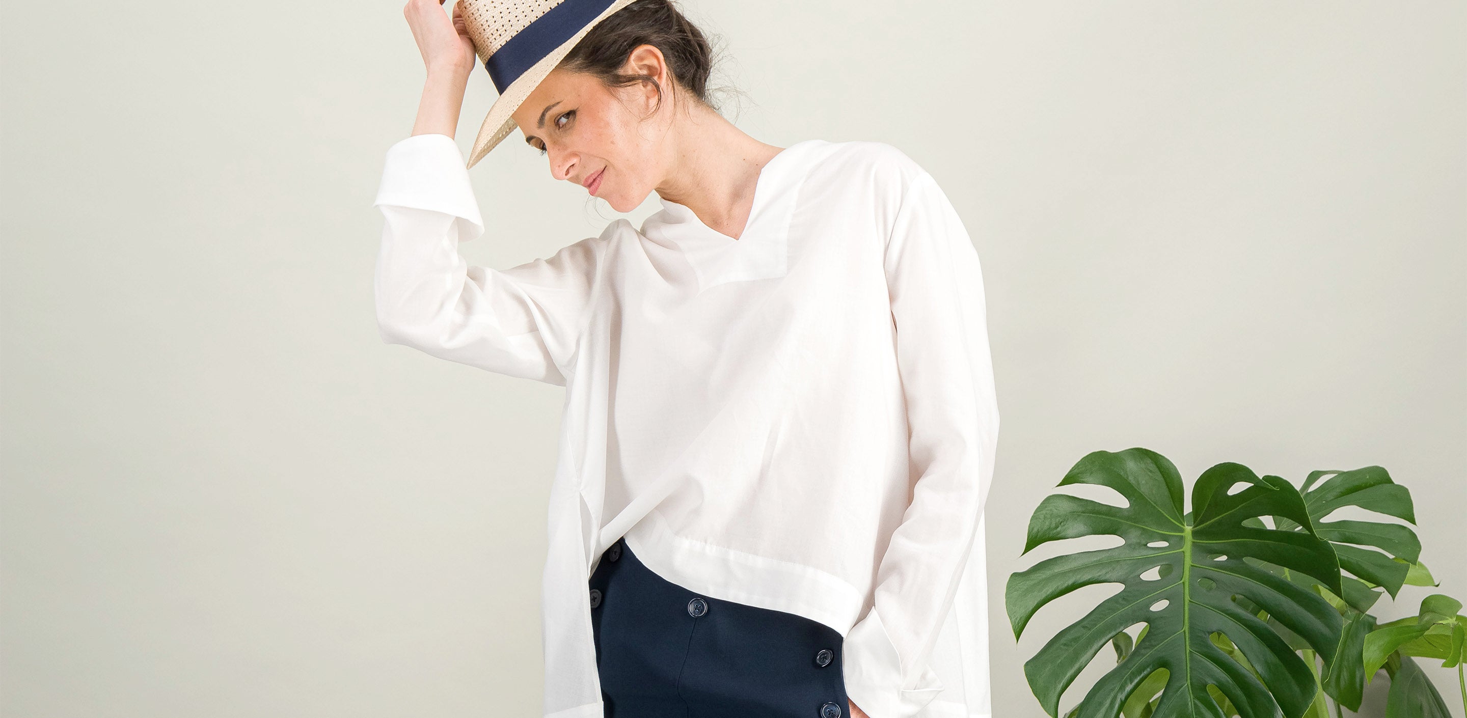 Casual chic flared shirt in small V-neck cotton poplin