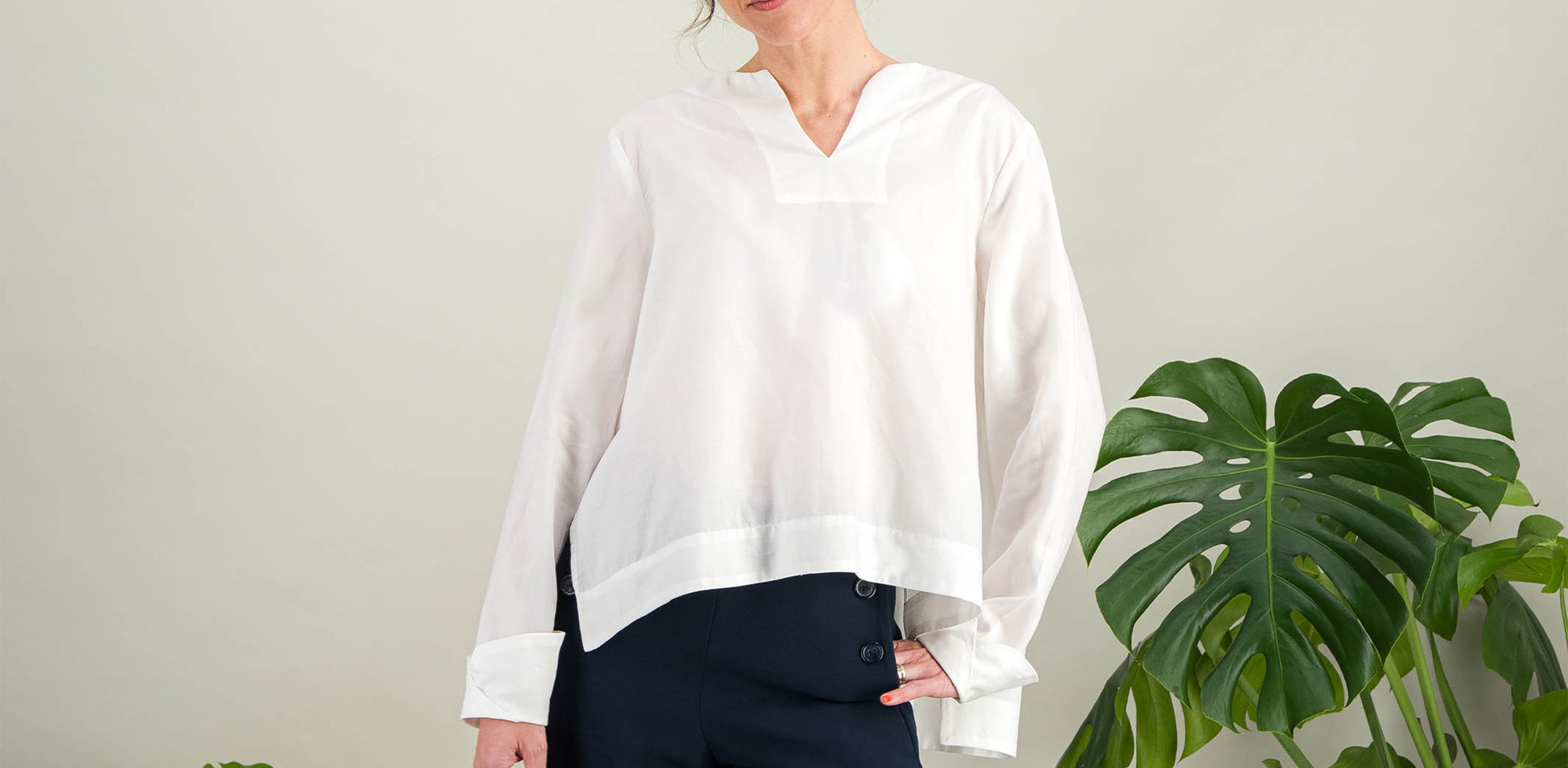 white cotton poplin shirt with long sleeves and long back