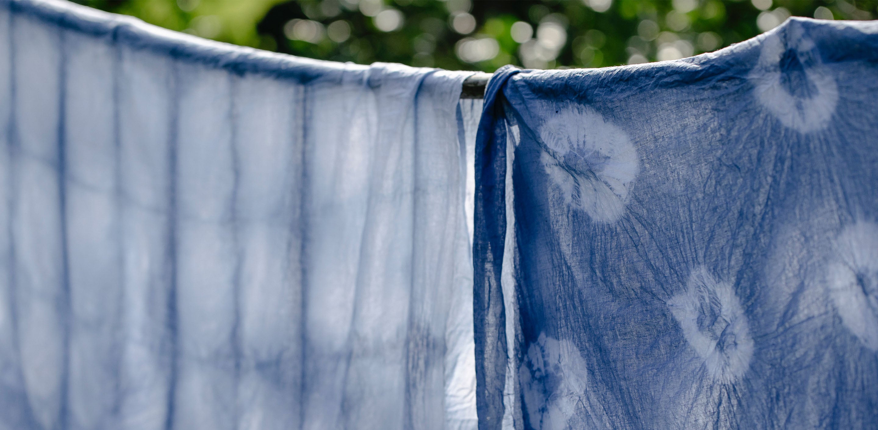 tissu en soie bleu etendu apres lavage