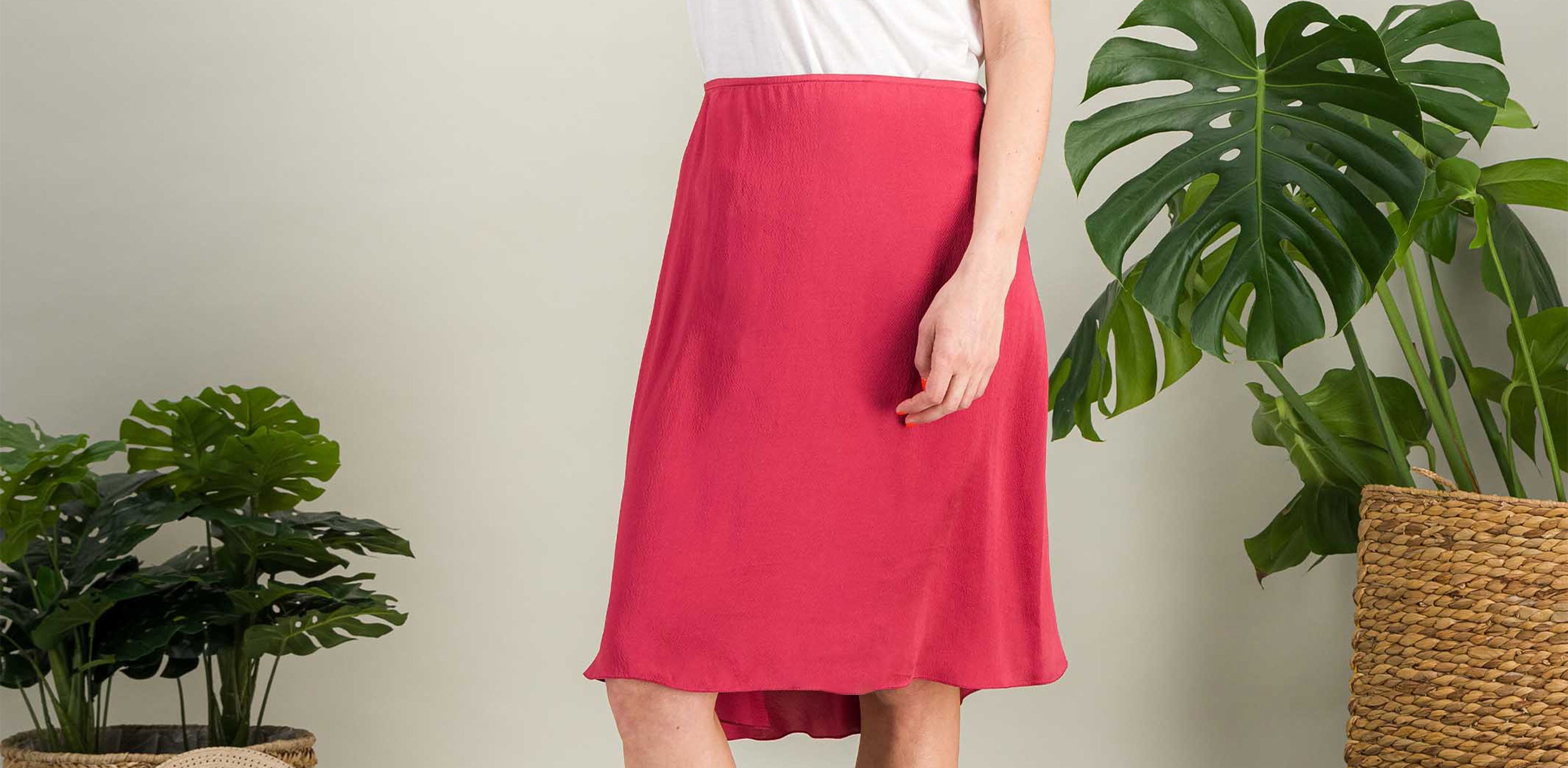 jupe en soie gaufrée rose longueur genoux look casual chic
