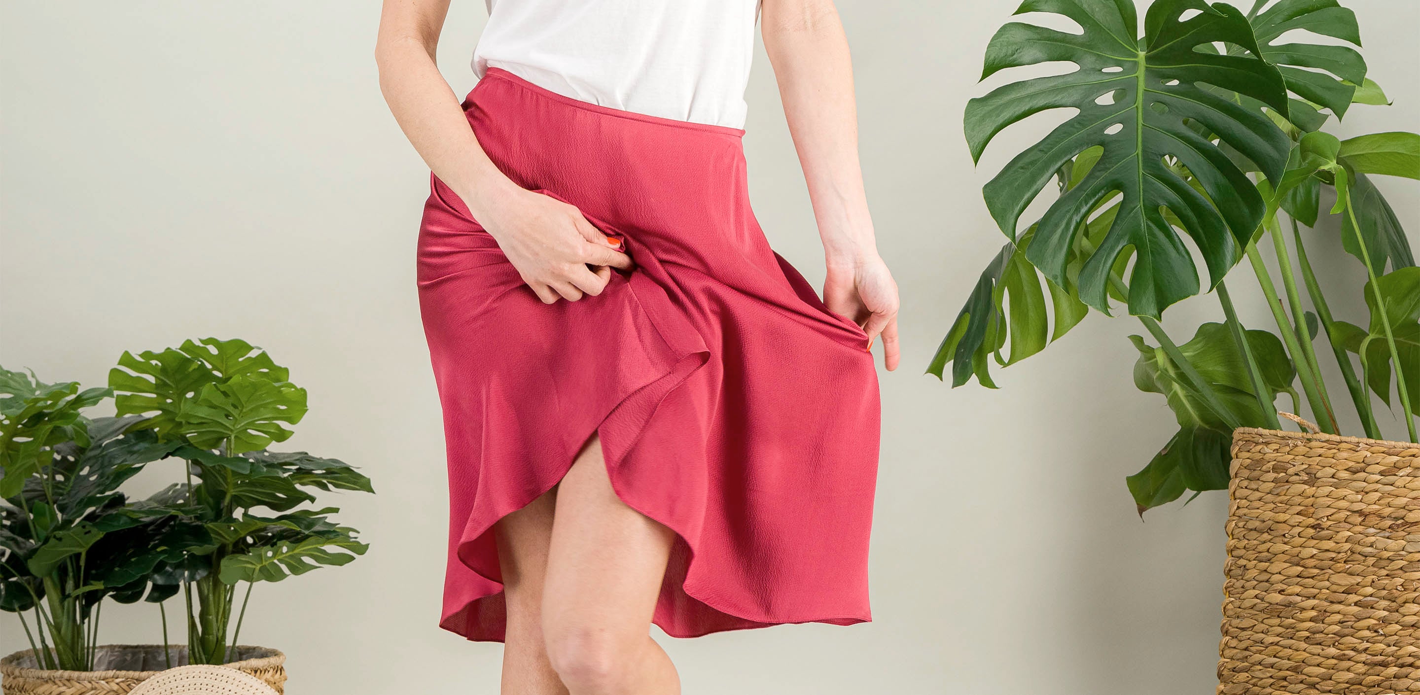 Chic pink embossed silk skirt, midi length, ideal for x-shaped figures