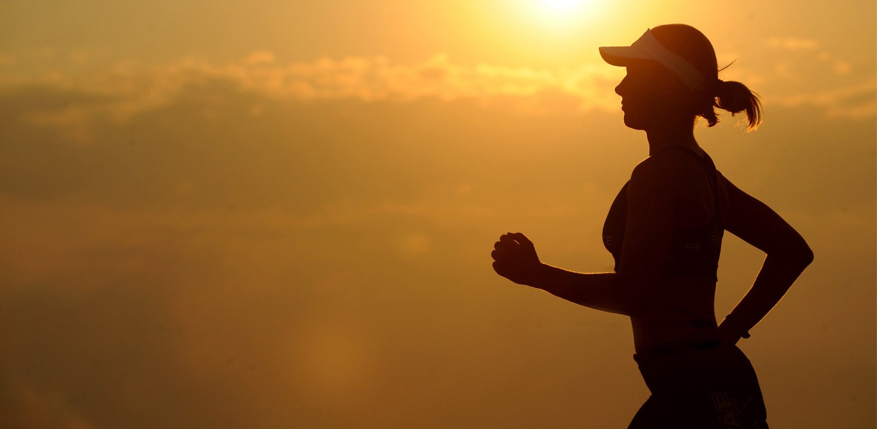 silhouette d'une femme qui court au lever de soleil