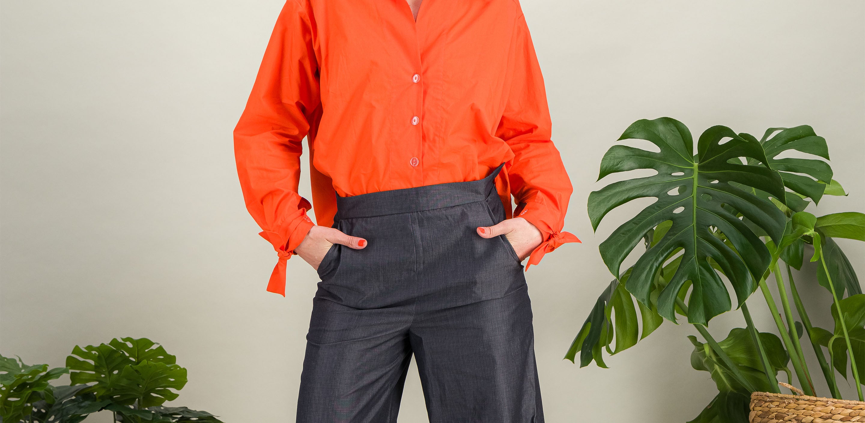 low-waisted pants in gray cotton and linen worn with the orange pamplone shirt tucked in