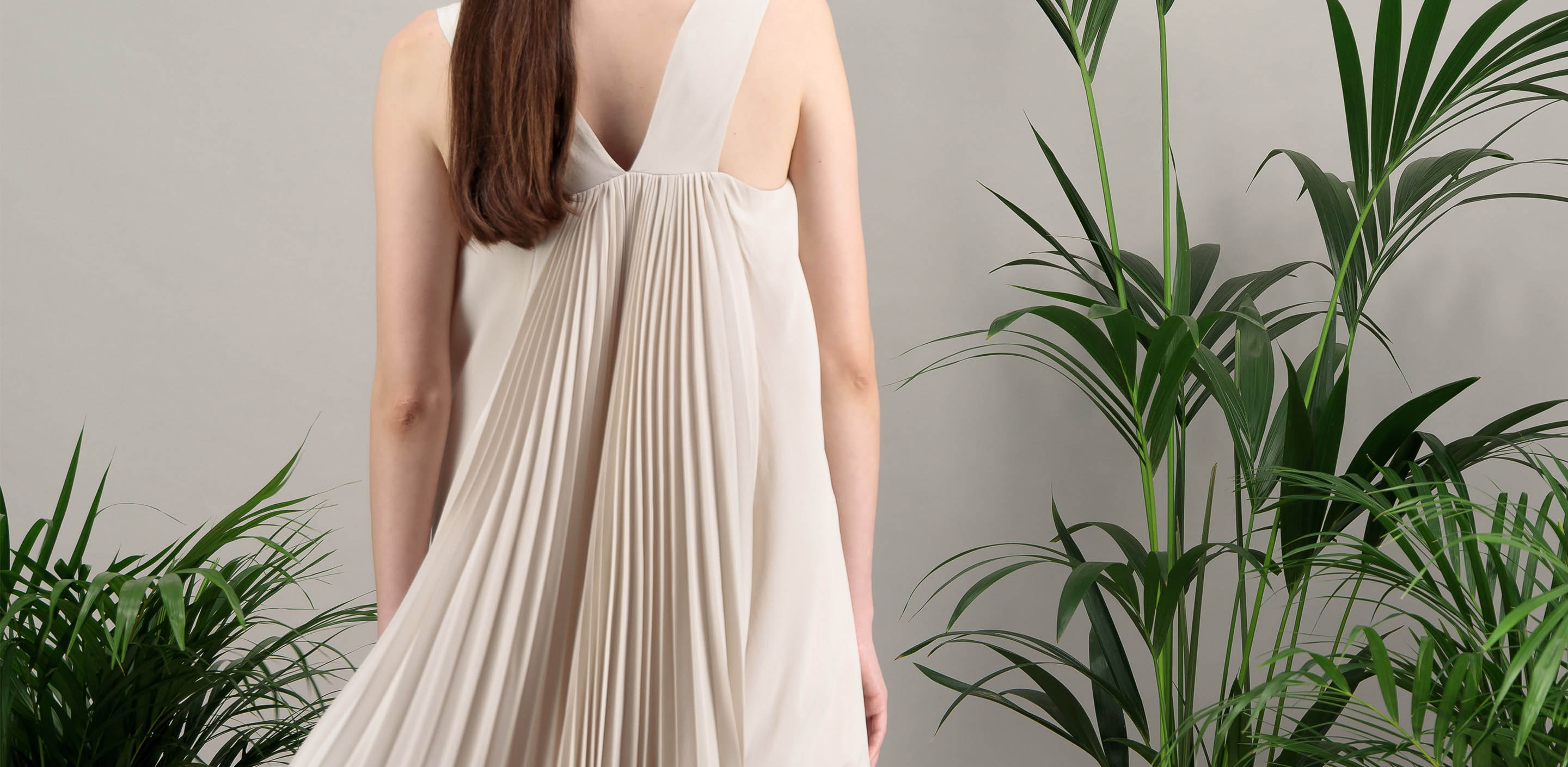 AMAYA flared mid-length dress in beige pleated silk, back view