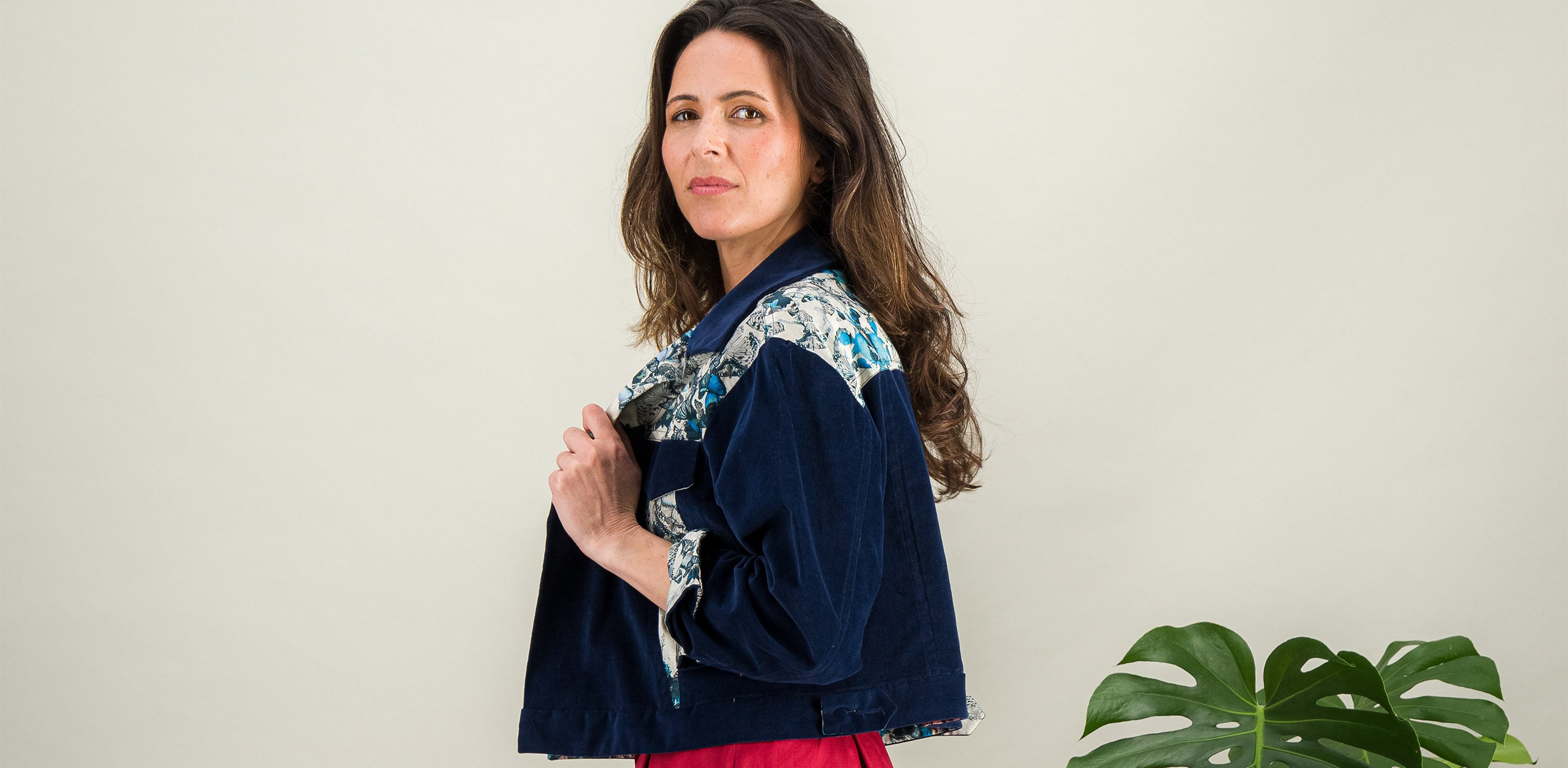 veste en velours bleu marine avec détails en soie imprimé papillon casual chic