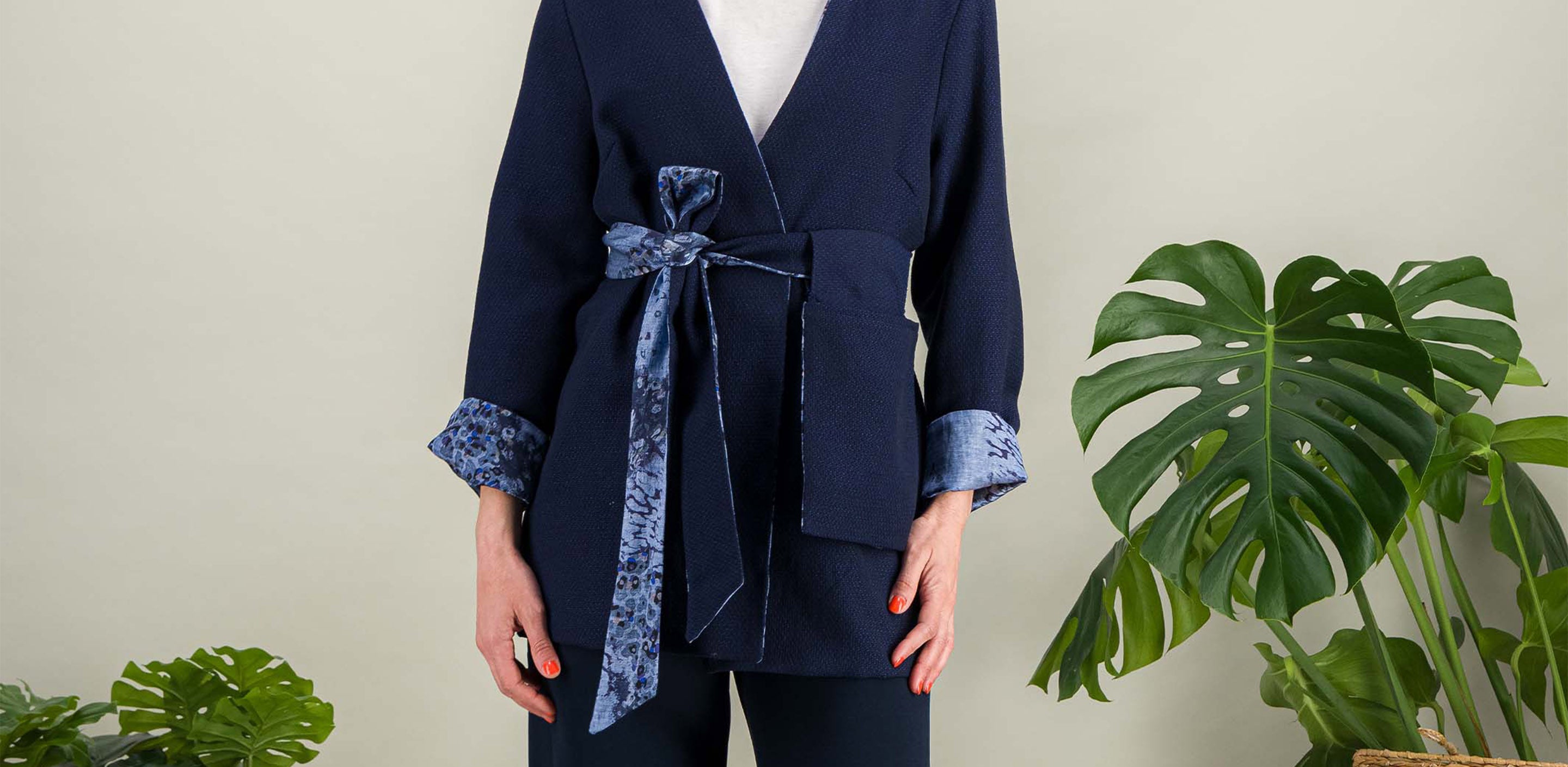 veste reversible en laine et lin doublée en soie coton bleu imprimé organique avec ceinture réversible et poche amovible