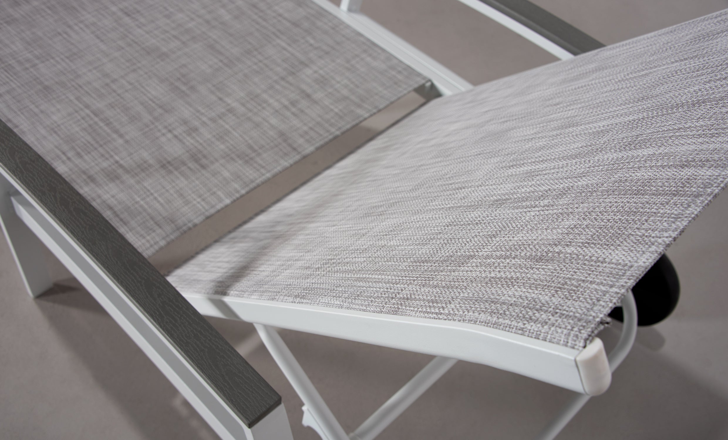 white wicker sun lounge