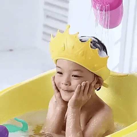 Criança tomando banho com o chapeu protetor