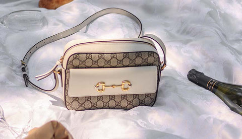 Sac à mors Gucci sur des draps blancs lors d'un pique-nique