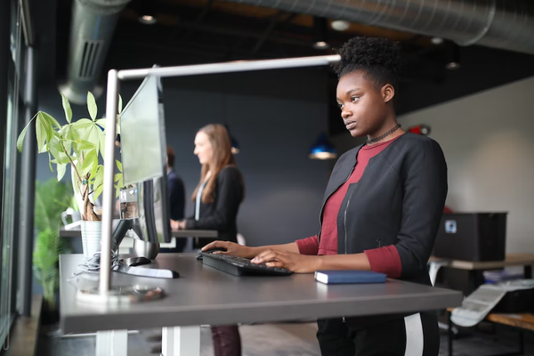 can-standing-desks-help-with-back-pain-anthrodesk-us