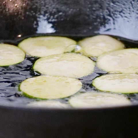 Zuchini werden frittiert