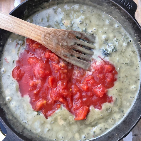zum Schluss Tomaten aus der Dose dazu geben und kurz einkochen lassen