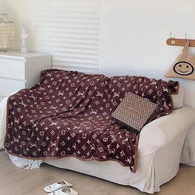Louis Vuitton LV Conditioning Throw Blanket Quilt For Bedroom Living Rooms Sofa 1