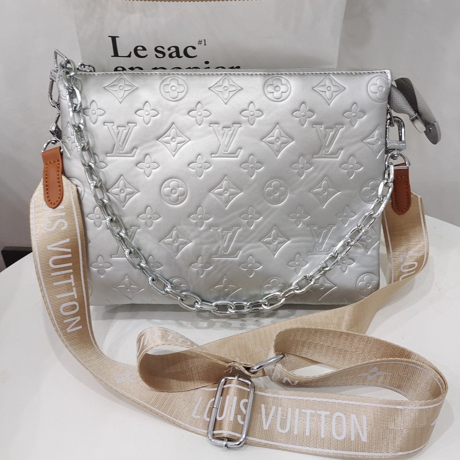 LV Louis Vuitton solid color embossed letters ladies shopping chain handbag cosmetic bag shoulder ba