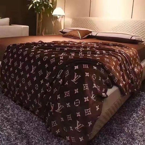Louis Vuitton LV Conditioning Throw Blanket Quilt For Bedroom Living Rooms Sofa 1