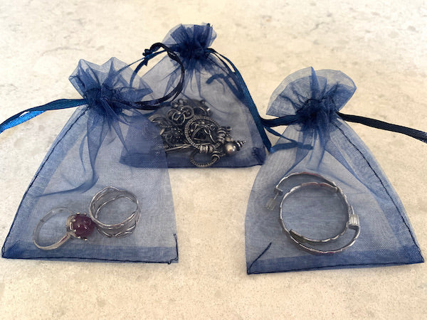 packing jewelry in organza bag for travel