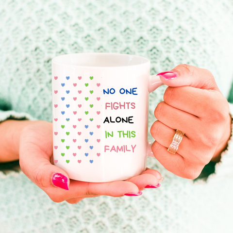 Tasse in der Hand "No One fights alone"