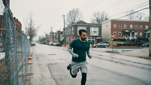 10 Dicas para atividade física no inverno - homem correndo no frio
