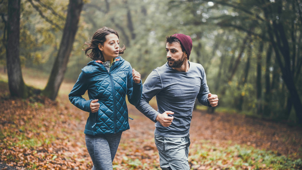 10 Dicas para atividade física no inverno - casal home e mulher correndo em parque