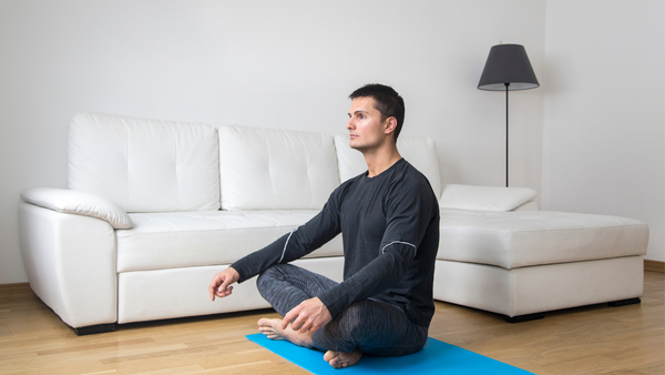 Como começar a meditar em 7 passos - homem meditando em casa