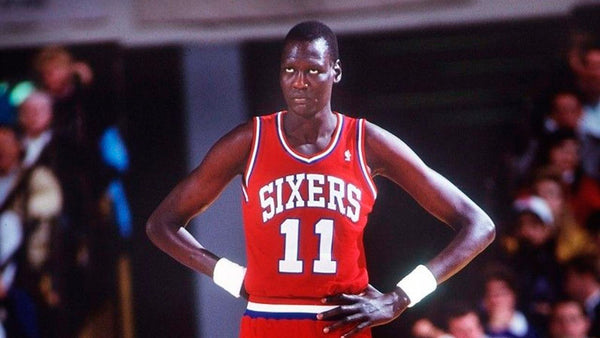 Criação Criativos - Esse é Manute Bol, o jogador mais alto da história da  NBA, com 2,31 metros de altura. Ao lado dele está Muggsy Bogues, o menor  jogador de basket da