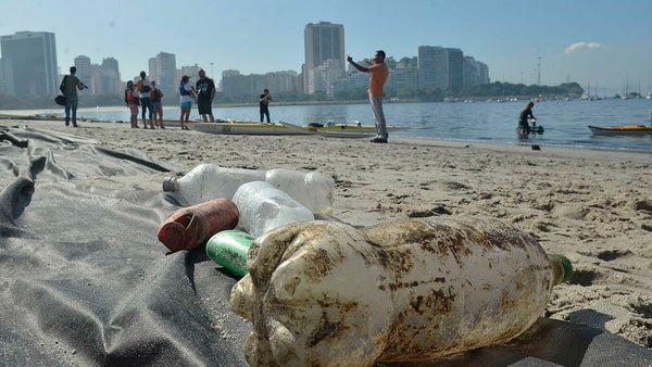 Impacto da garrafa pet no meio ambiente - garrafas pet na beira da praia