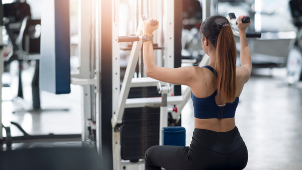 Vai praticar beach tennis? Veja quais cuidados tomar com a saúde - mulher fazendo musculação