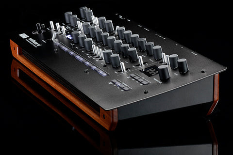 Equipped with an analog synthesizer circuit and a digital multi-engine