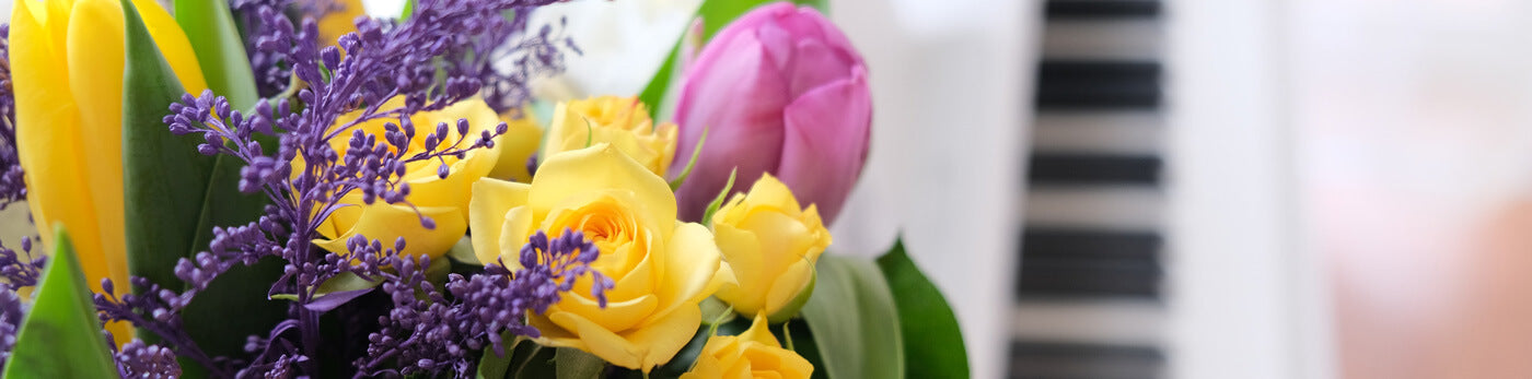 Cette image montre un bouquet de fleurs artificielles. Le bouquet est composé de tulipes artificielles